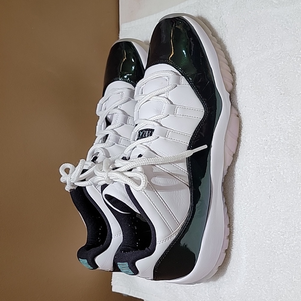 Jordan 11 low white & emerald Size 12